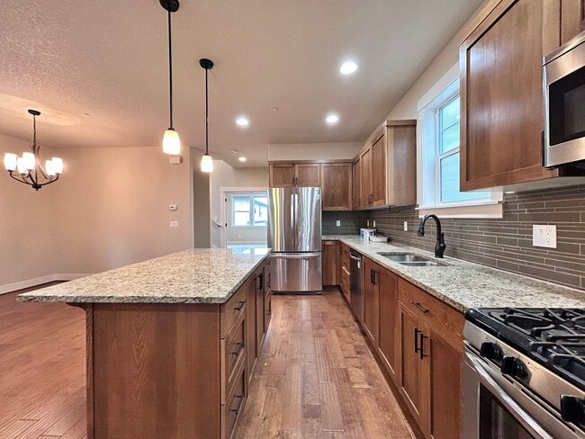 Building Photo - Incredibly Large 4 Bed 2.5 Bath Charmer!