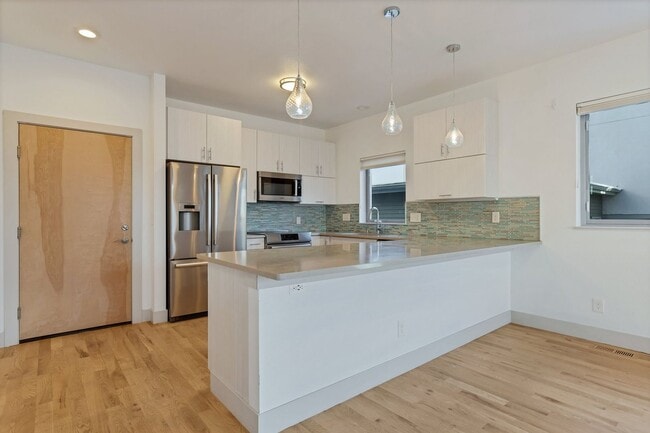 Building Photo - Move In READY!!!   Single family home in s...