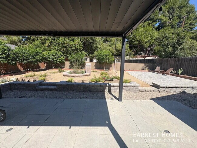 Building Photo - 5844 Vesper Ave