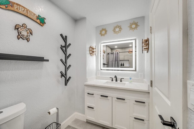 Building Photo - 415 N Shore Dr