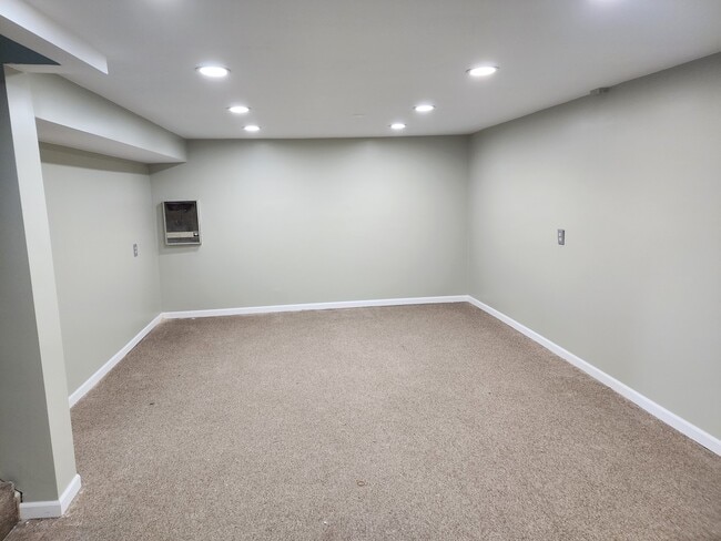 Building Photo - 1S134 Holyoke Ln
