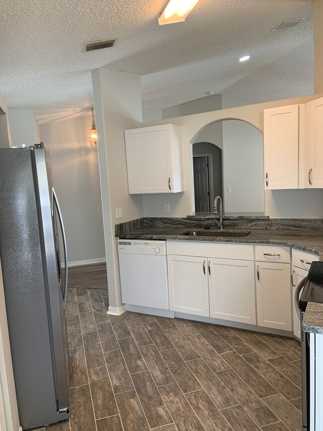 Building Photo - Updated 3 bed/ 2bath- Lehigh Woods