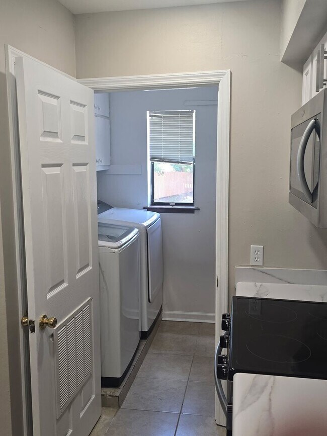 Building Photo - 1574 Three Lanterns Ln