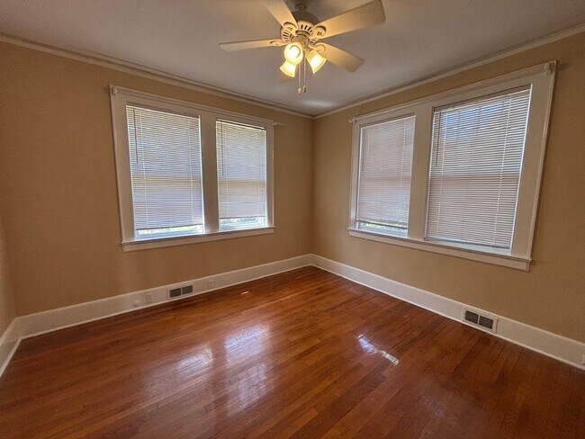 Building Photo - 1103 Parkside Dr