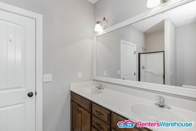 Building Photo - Spacious 4 bd, 3bth Home in Blue Springs. ...
