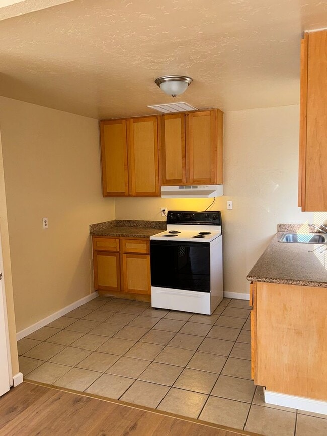 Building Photo - Cute 2 Bedroom
