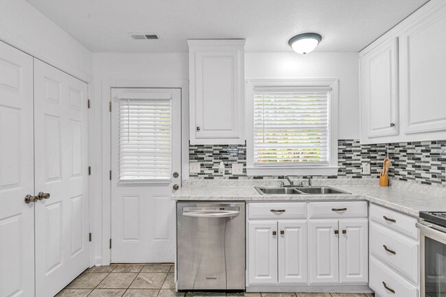 Building Photo - 900 Springwood Dr