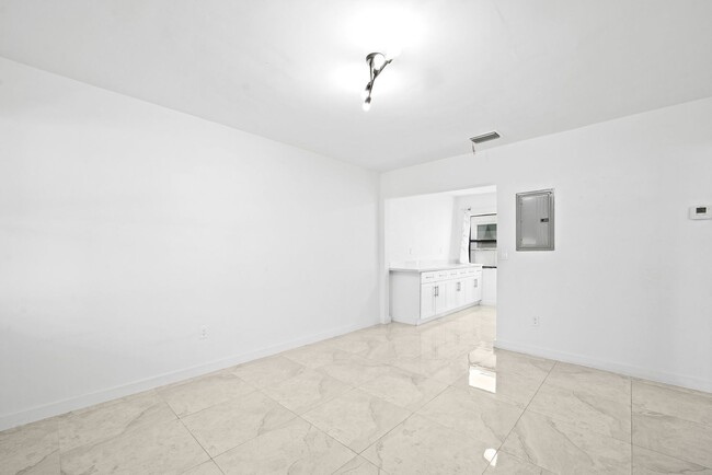 Building Photo - Newly renovated 2 Bed 1 Bath Duplex