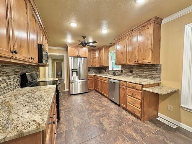 Building Photo - Available Now! Updated 3 Bed 2 Bath in Tyler!