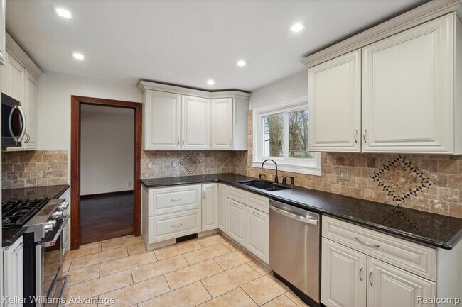 Building Photo - 19263 Sunset St