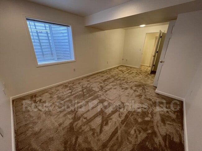 Building Photo - 405 E 5th St