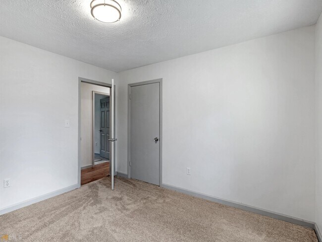 Building Photo - 1999 Hampton Locust Grove Rd