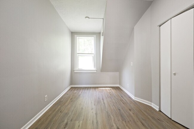 Building Photo - Victorian-style apartment available in the serene SW Hills