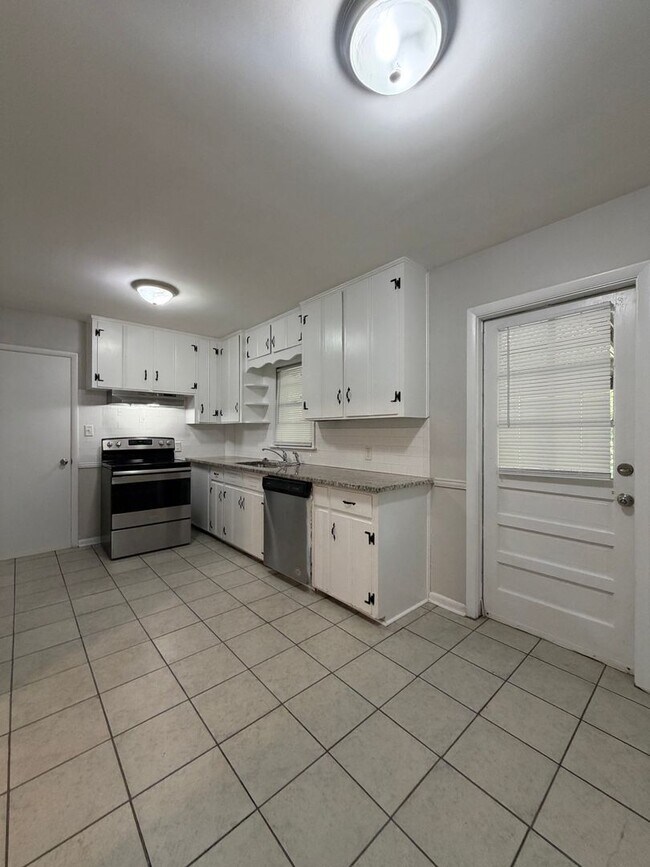 Building Photo - 417 Holland Dr