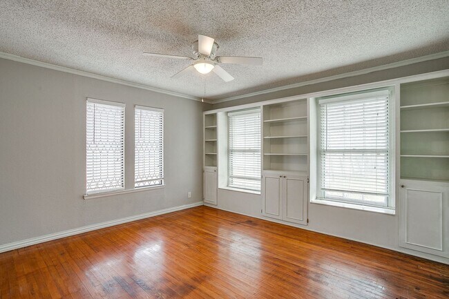 Building Photo - Amazing Historic 1940's Home in Original Cleburne- 4 Bed- 3 Bath w/ Multiple Living Areas- 76033