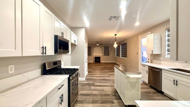 Building Photo - Five bedroom home in Henderson with downstairs bedroom and pool And Spa