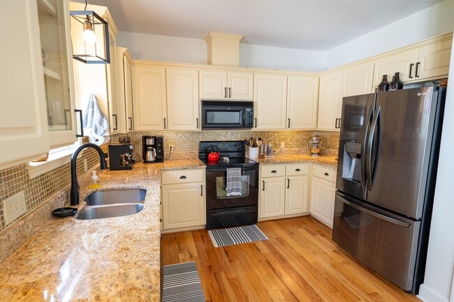 Building Photo - 3156 Iberville Way