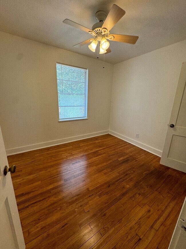 Building Photo - Available Now! The Villa Condo 3 BR Must See