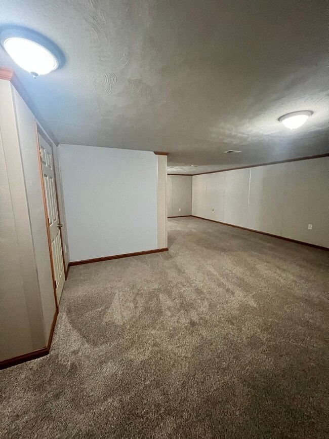 Building Photo - Basement apartment