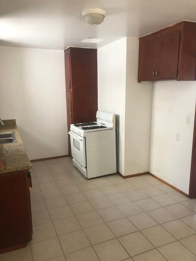 Kitchen - 1802 Green Ln