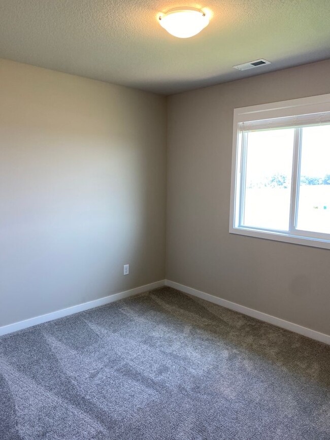 Building Photo - Newer Build Home in Beautiful Norwalk! HUG...