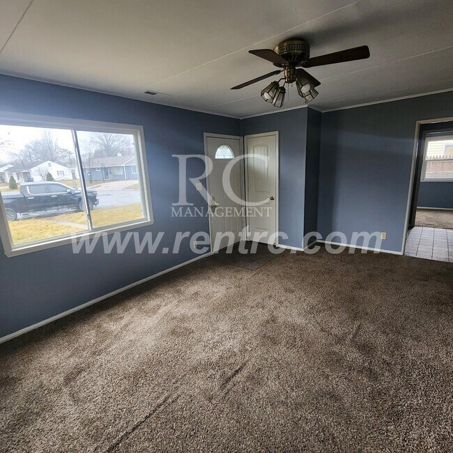 Building Photo - 210 Lindenwood-