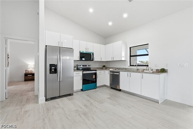 Building Photo - 2210 NW 9th Ave