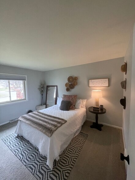 Building Photo - 2922 Greenway Trl