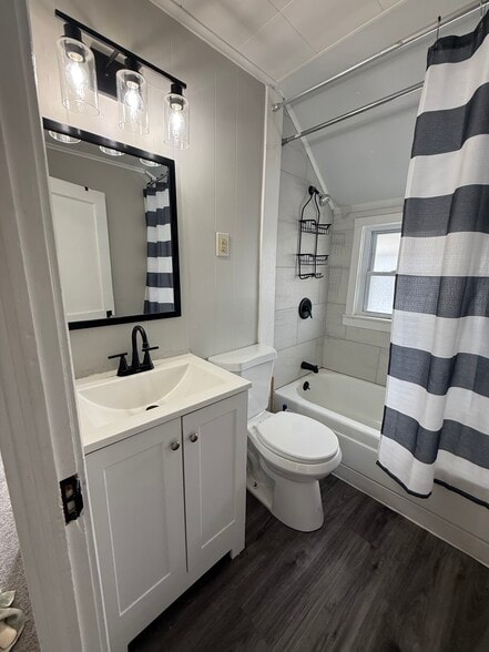 Updated bathroom - 4009 Muriel Ave
