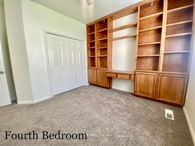 Building Photo - SPACIOUS HOME FOR RENT!