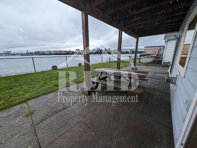 Building Photo - 307 Shore Dr