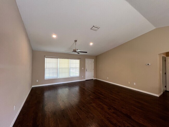 Building Photo - Available NOW! Immaculate 3 Bedroom, 2 Bat...