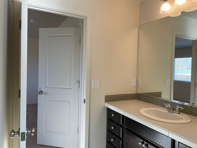 Building Photo - BEAUTIFUL 3 Bedroom 2.5 Bath Home! High Ce...