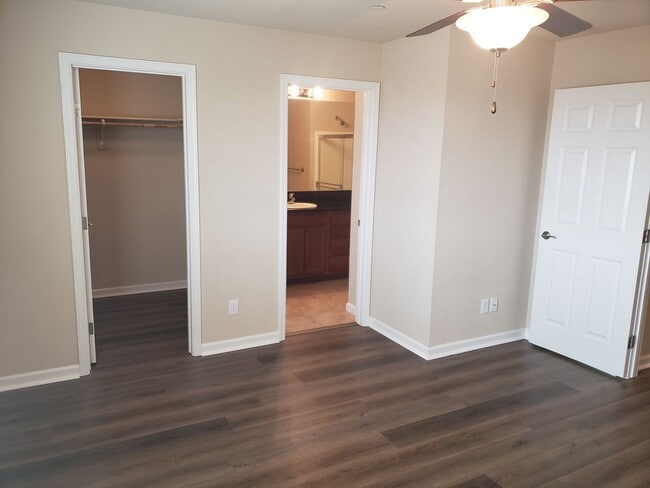 Building Photo - 4 BED 2.5 BATH TOWNHOME WITH SOLAR PANELS