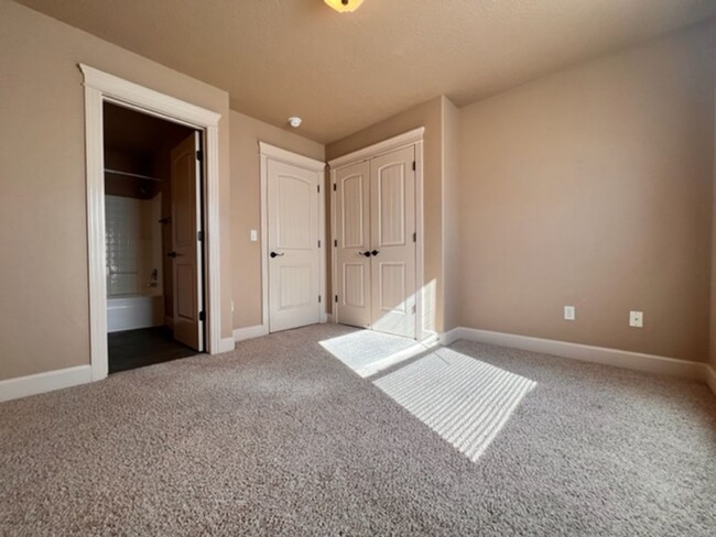 Building Photo - Beautiful Centrally located Duplex in Boise!