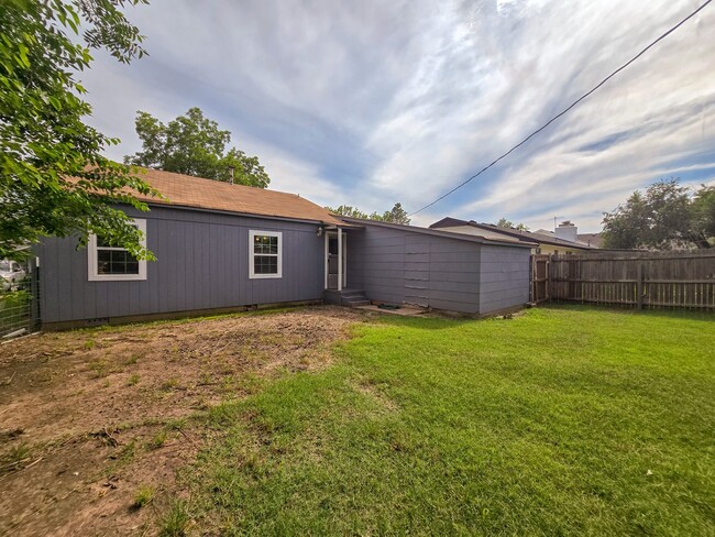 Building Photo - Cute 2 or 3 bedroom 1 bath near OBU