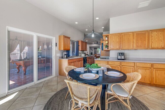 Building Photo - 1800 Burgundy Dr