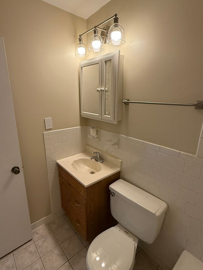 Building Photo - Third-Floor 2BR/1.5BA Condo Near I-695