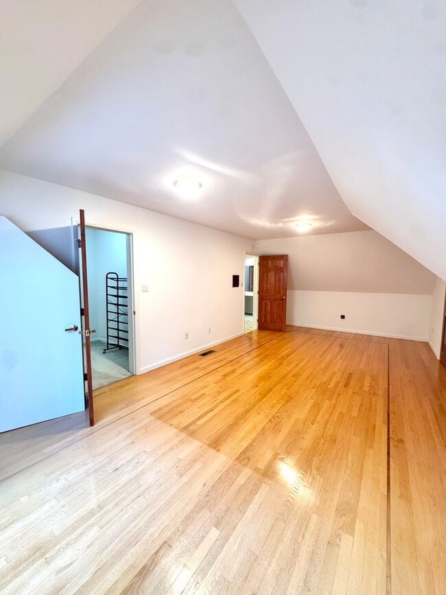 Building Photo - GRAND FIVE BEDROOM HOME