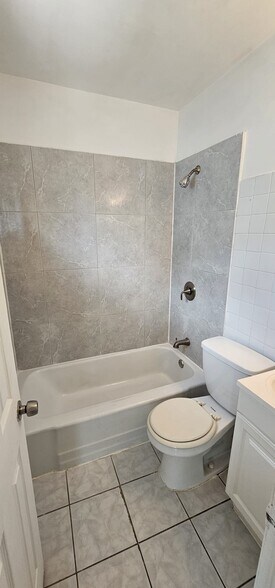 Building Photo - 2211 Lincoln St