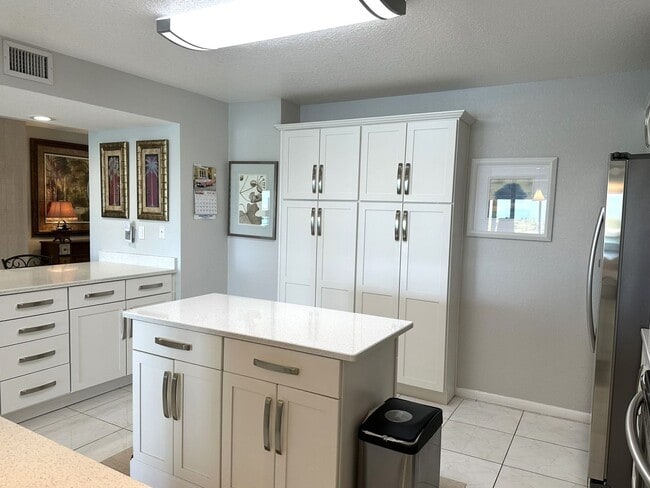 Building Photo - WATERFRONT 2/2 BAHIA DEL MAR RENTAL SEVEN MONTHS APRIL 21 - Nov. 15, 2026