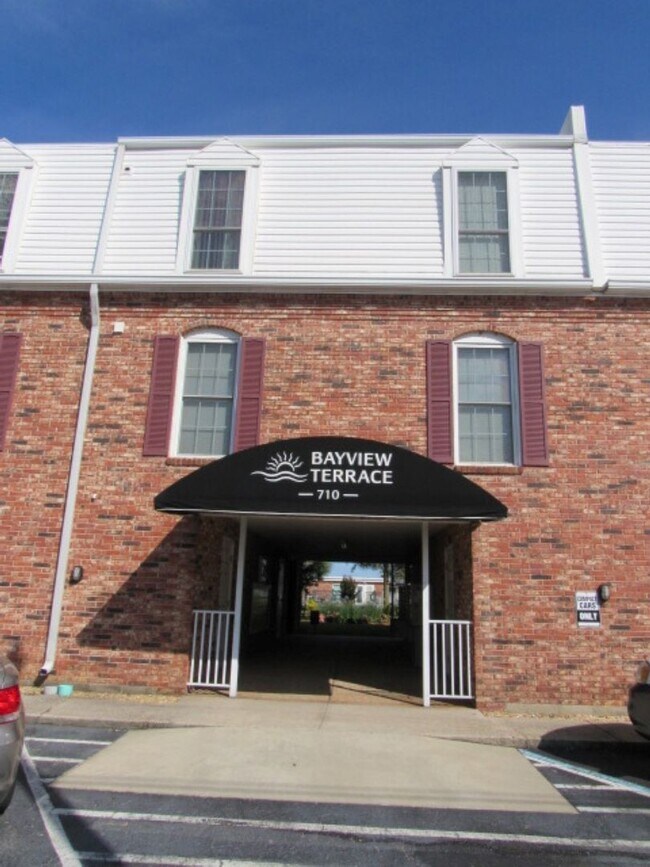 Building Photo - Updated condo in Bayview Terrace!