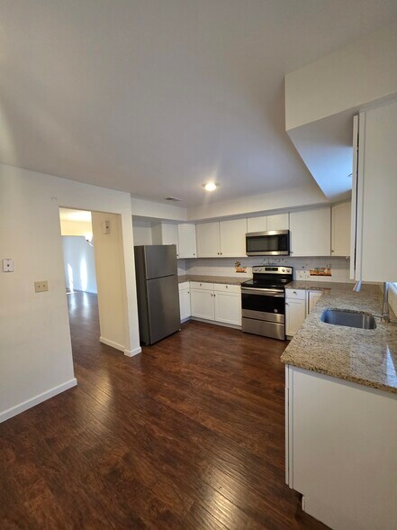 Building Photo - 8315 Countryside Ln