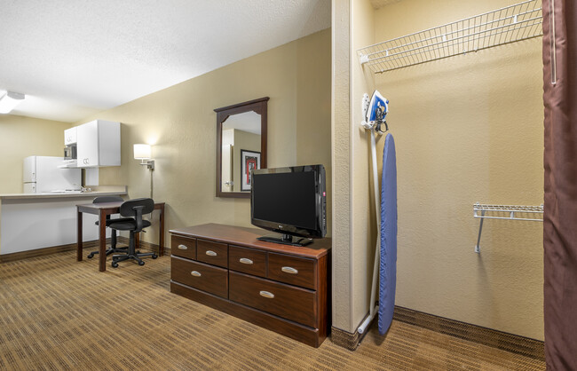 Building Photo - Furnished Studio-Indianapolis - Airport