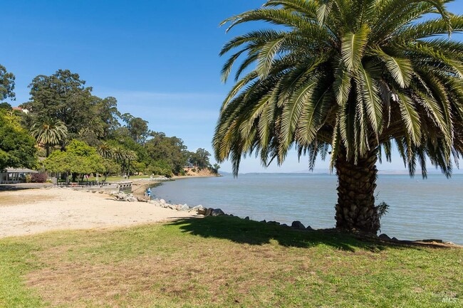 Building Photo - 1100 Bayhills Dr