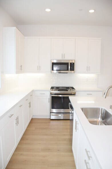 Building Photo - 1630 Saratoga Ln