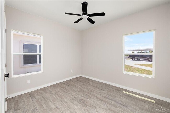 Building Photo - 16 Primrose Dr