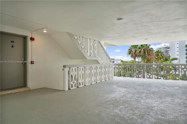 Building Photo - 9700 W Bay Harbor Dr
