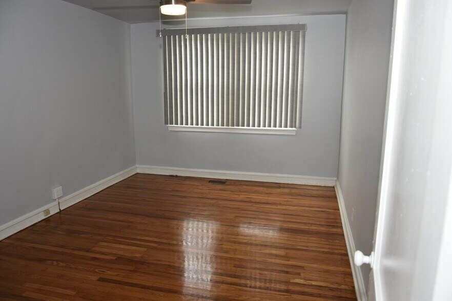 Building Photo - 3300 W Queen Ln