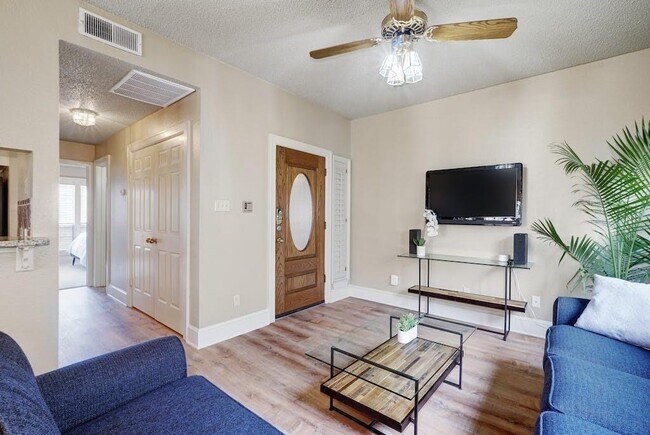 Building Photo - 3001 Cedar St